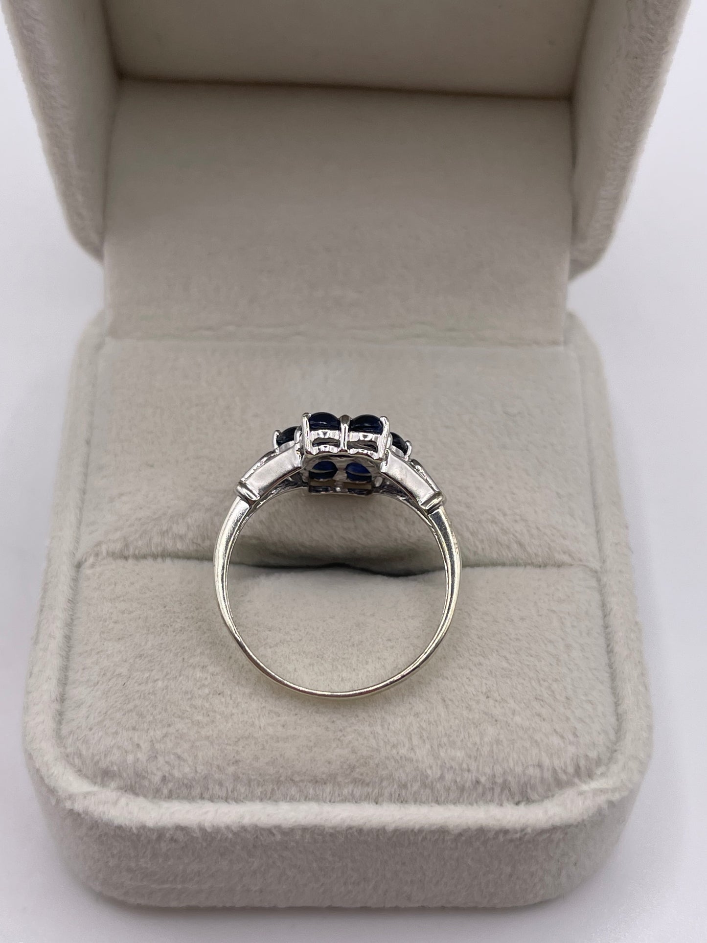 9ct white gold cabochon sapphire ring