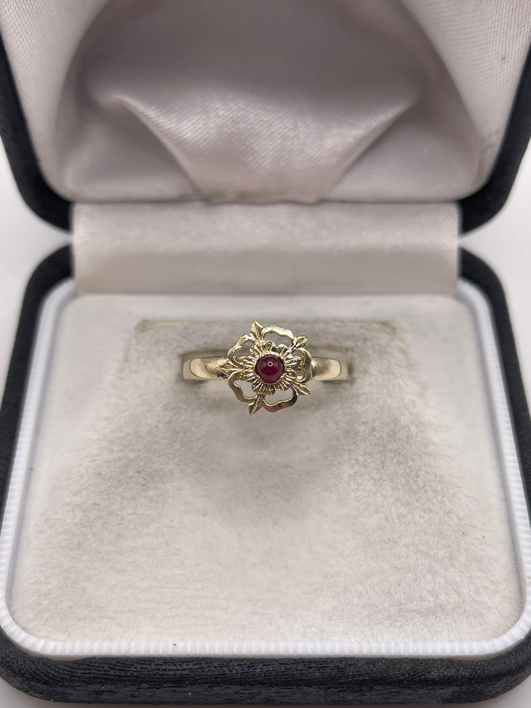 9ct gold cabochon garnet Tudor rose ring