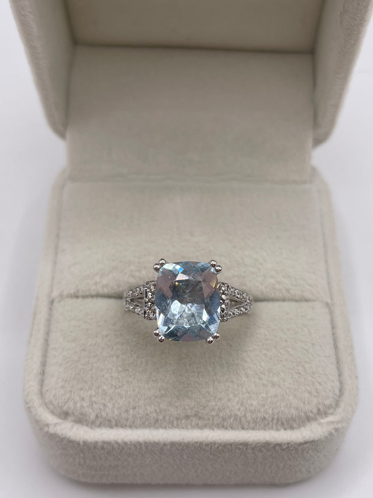 9ct white gold aquamarine and diamond ring