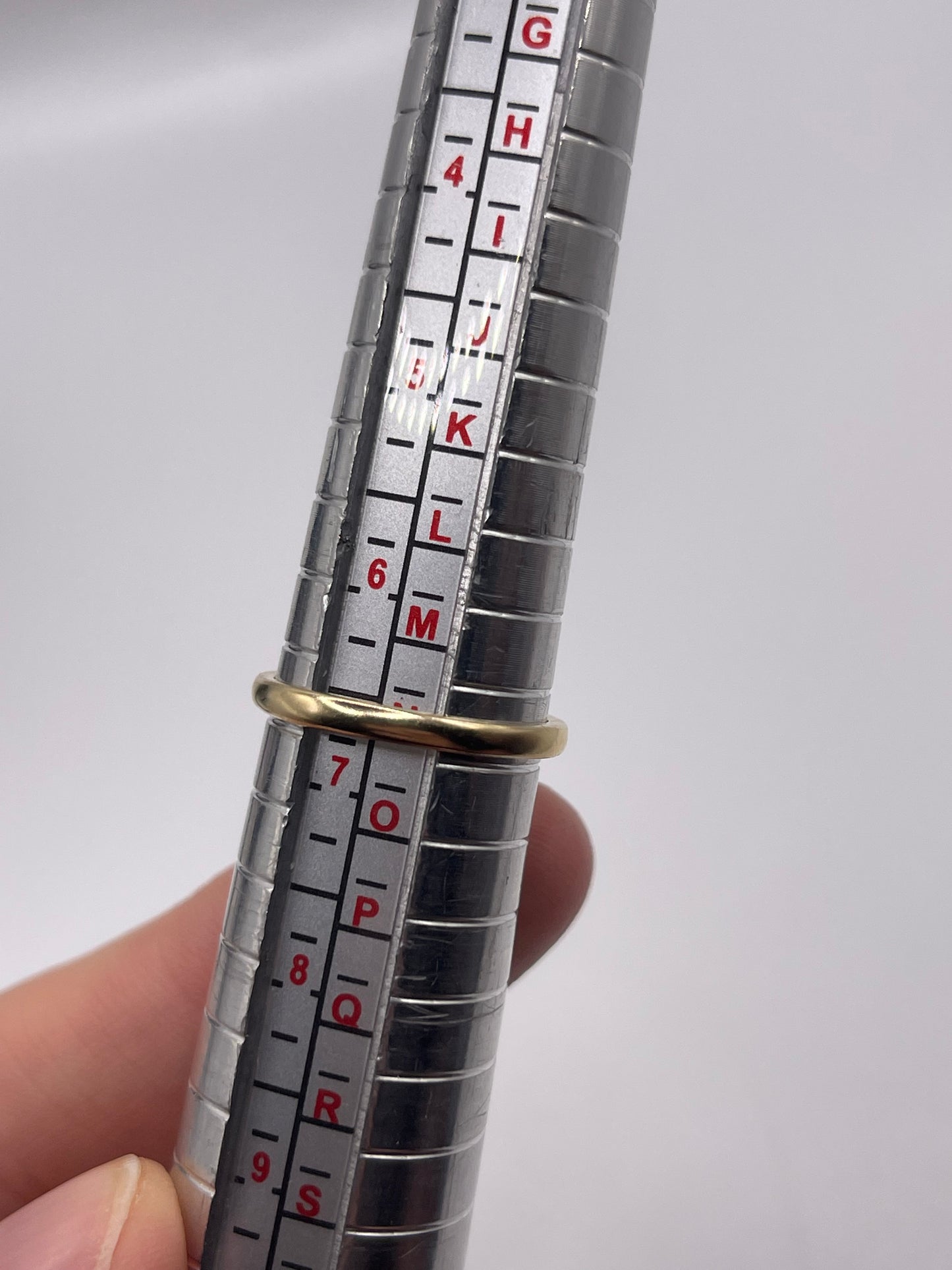 9ct gold green sapphire ring