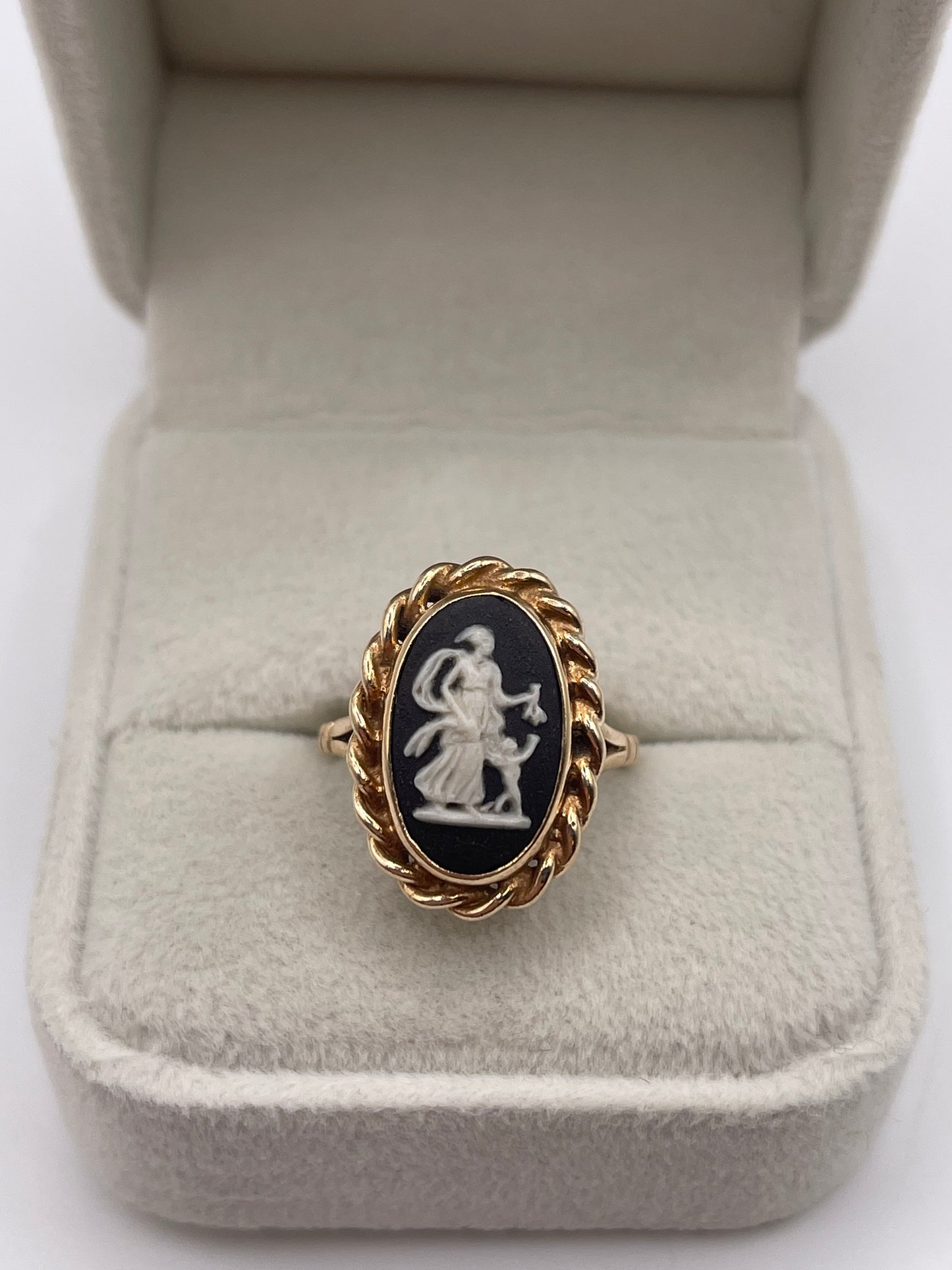 9ct gold Wedgwood cameo ring