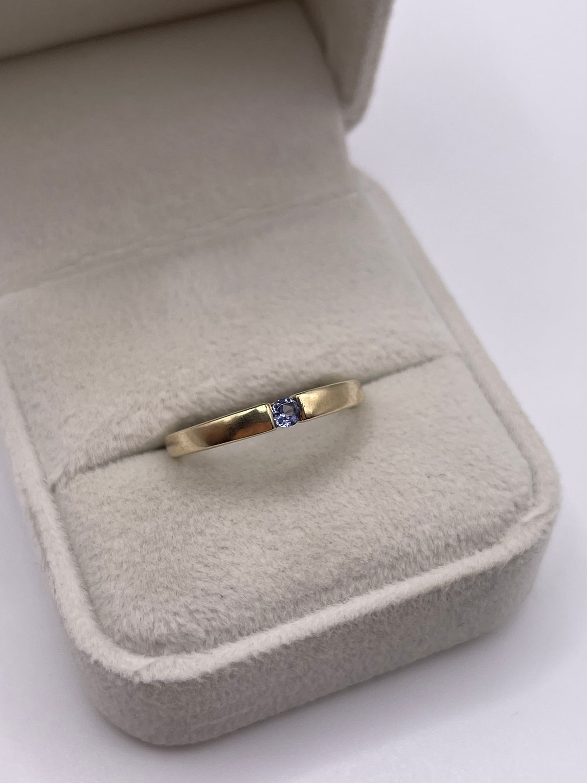 9ct gold tanzanite ring