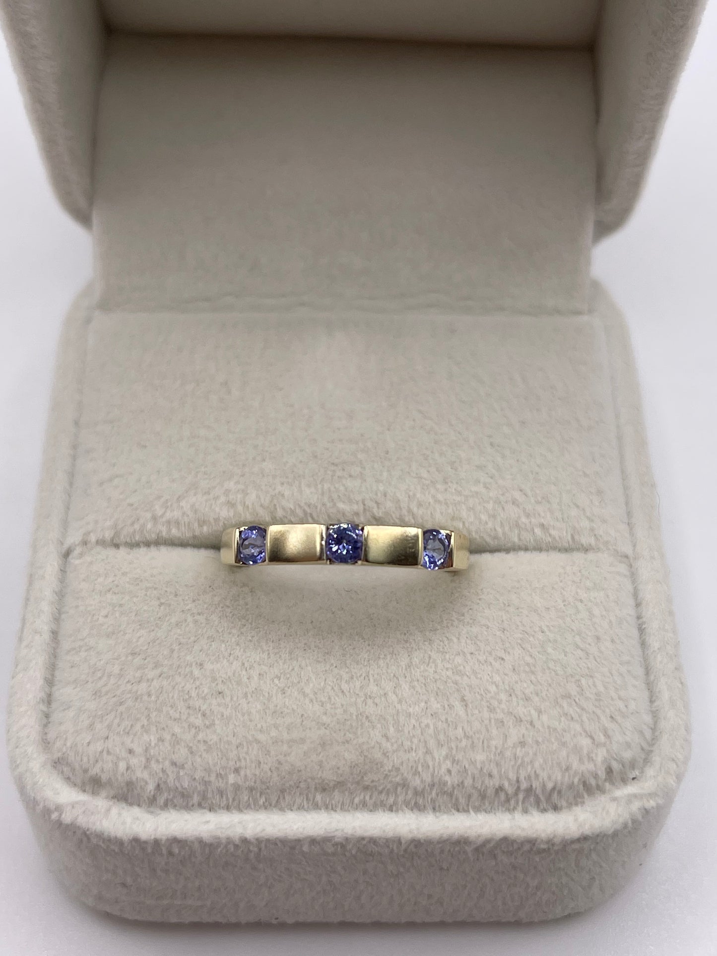 9ct gold tanzanite ring