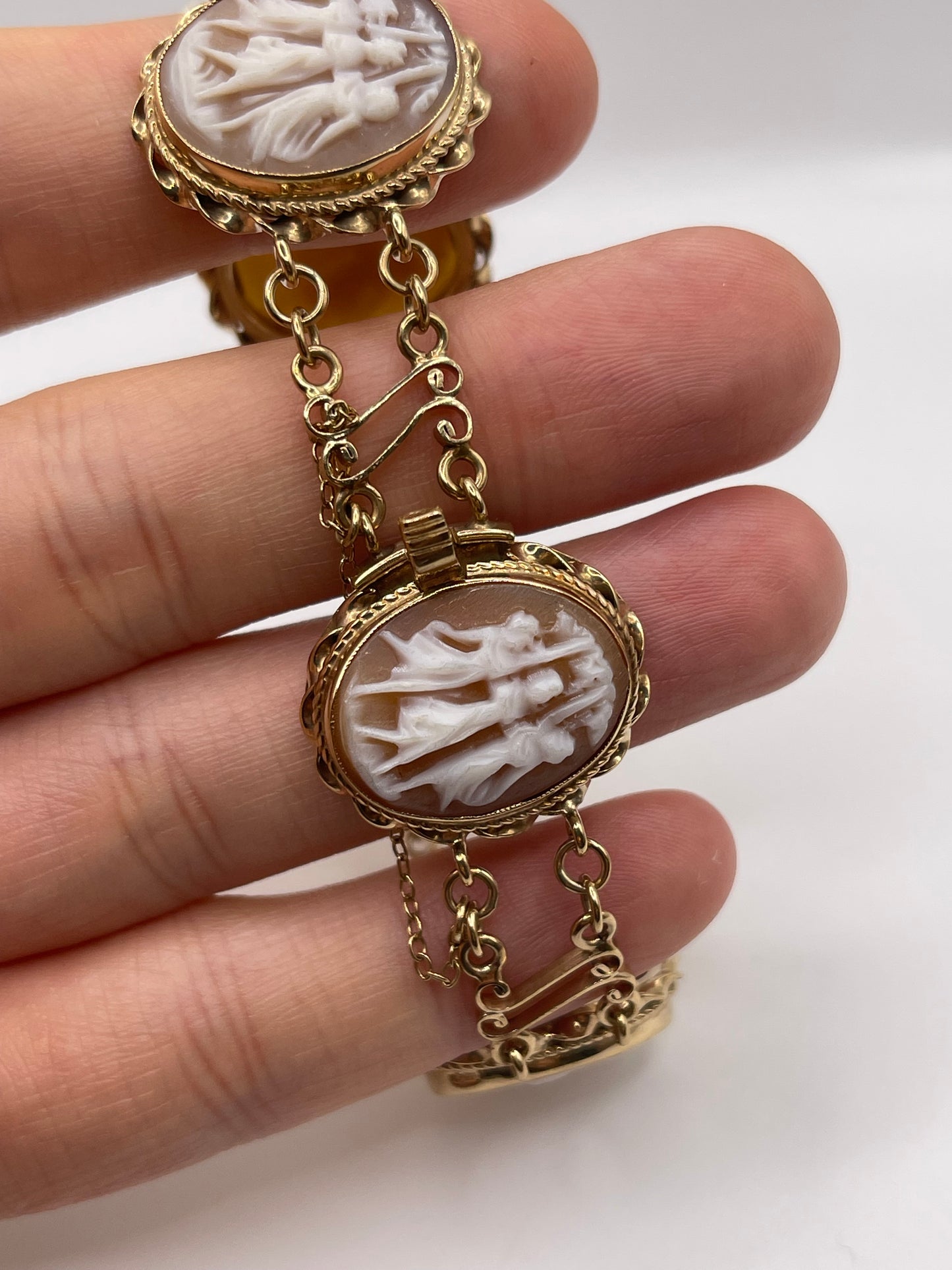 9ct gold cameo bracelet
