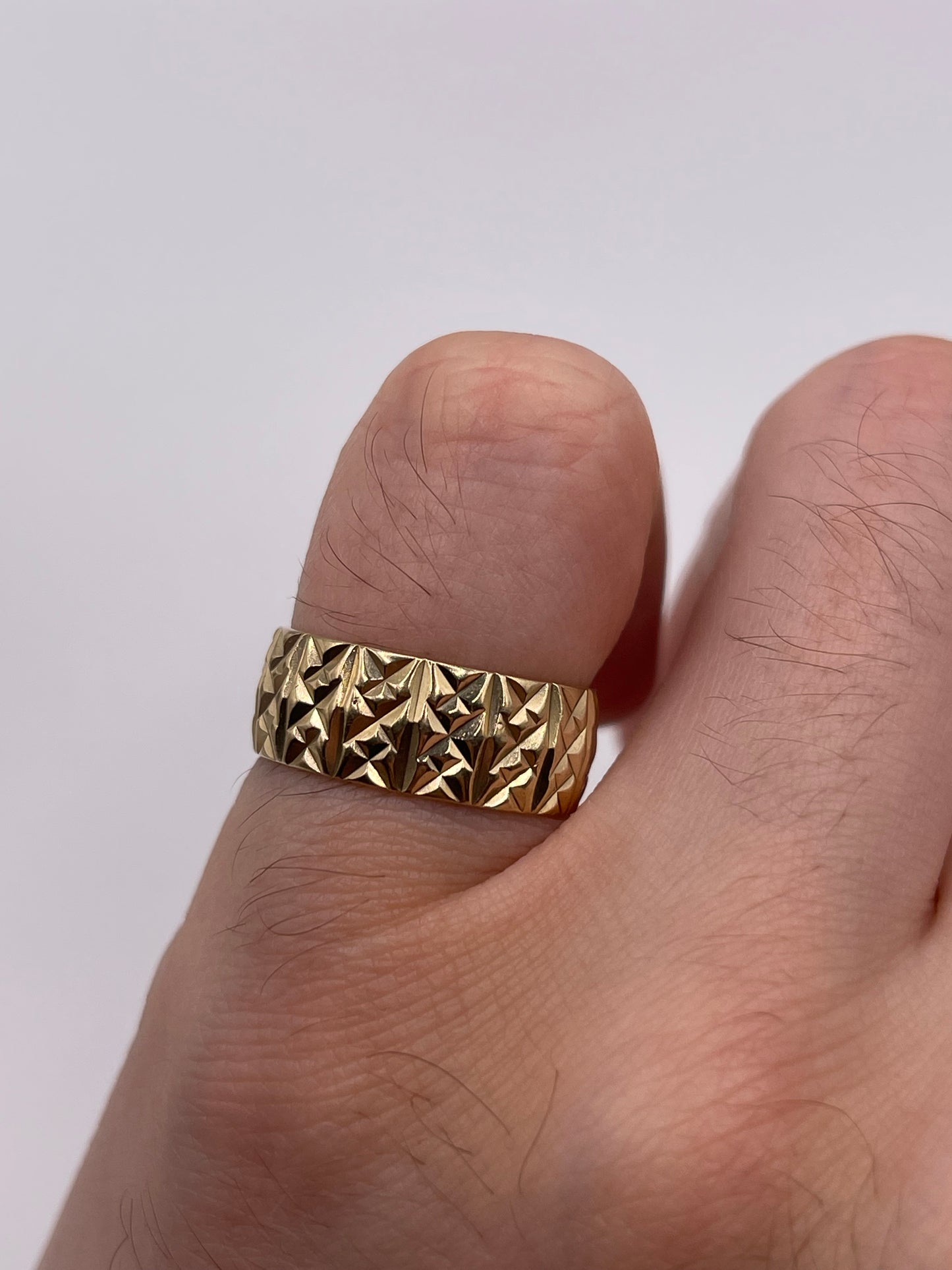 9ct gold patterned band