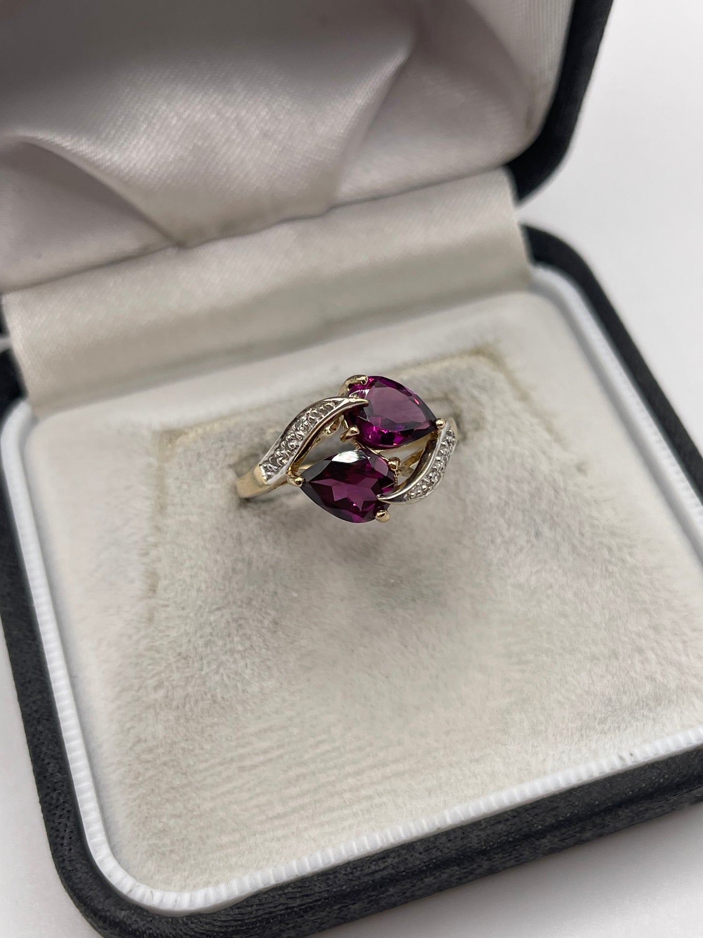 9ct gold garnet and diamond ring