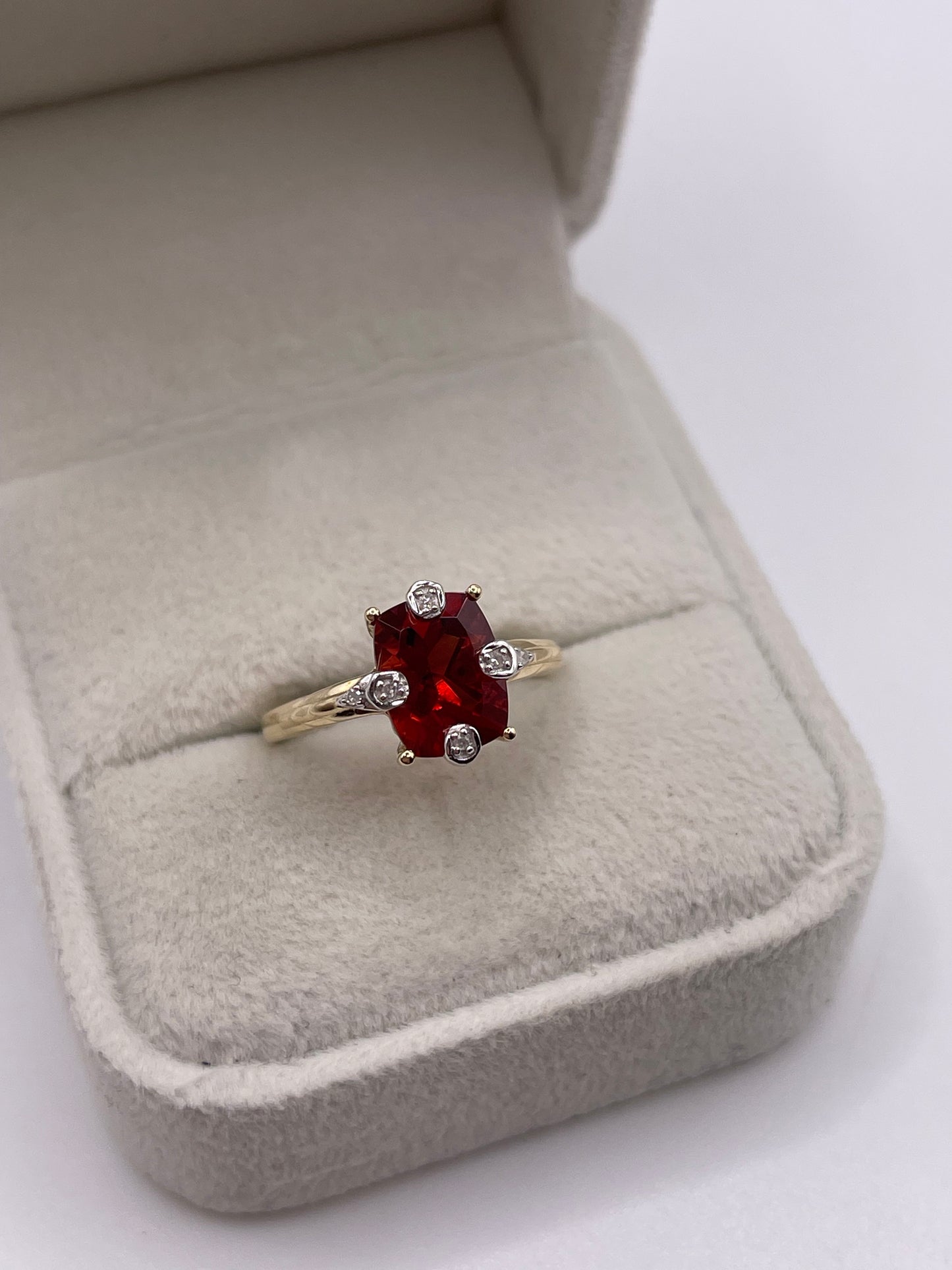 9ct gold garnet and diamond ring
