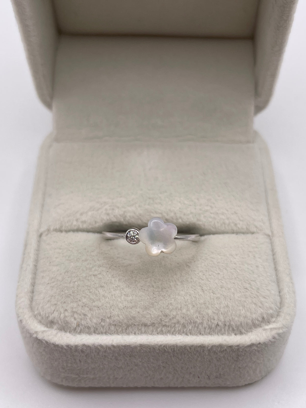 18ct white gold mother of pearl and diamond ring