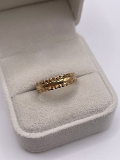 9ct gold patterned band
