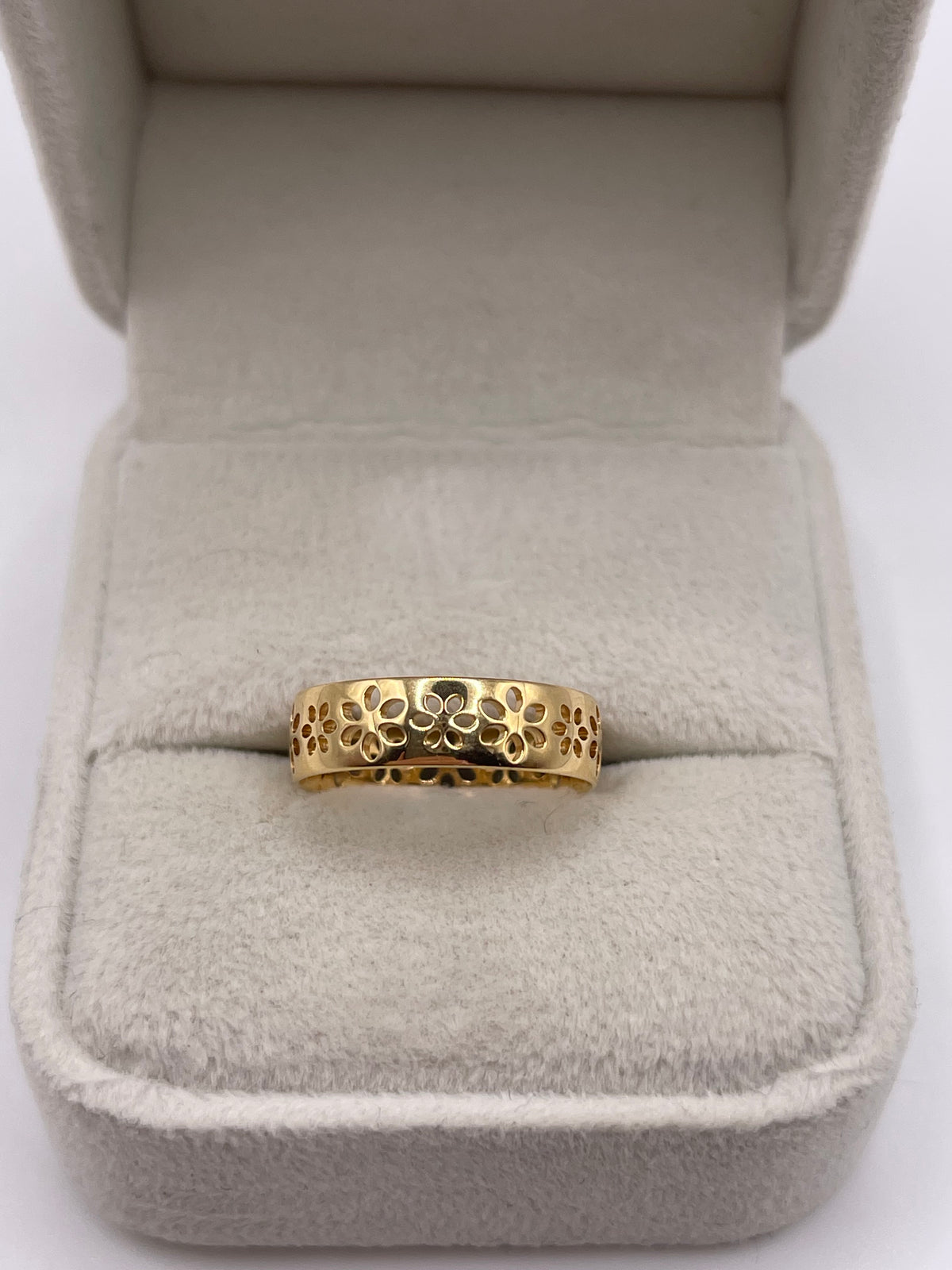 18ct gold flower ring