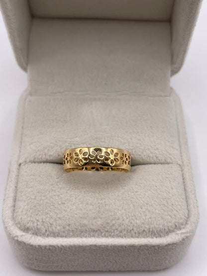 18ct gold flower ring