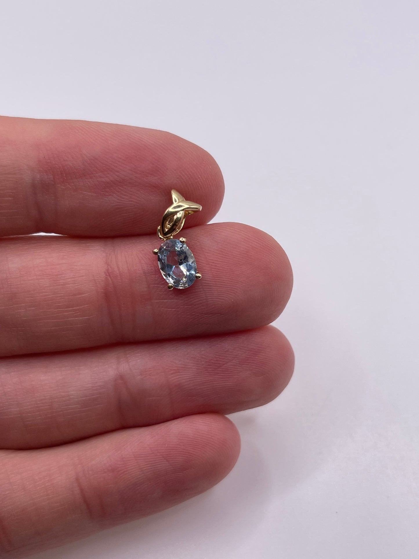 9ct gold topaz pendant