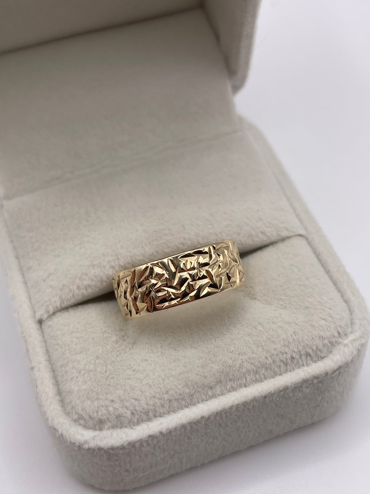 9ct gold patterned band
