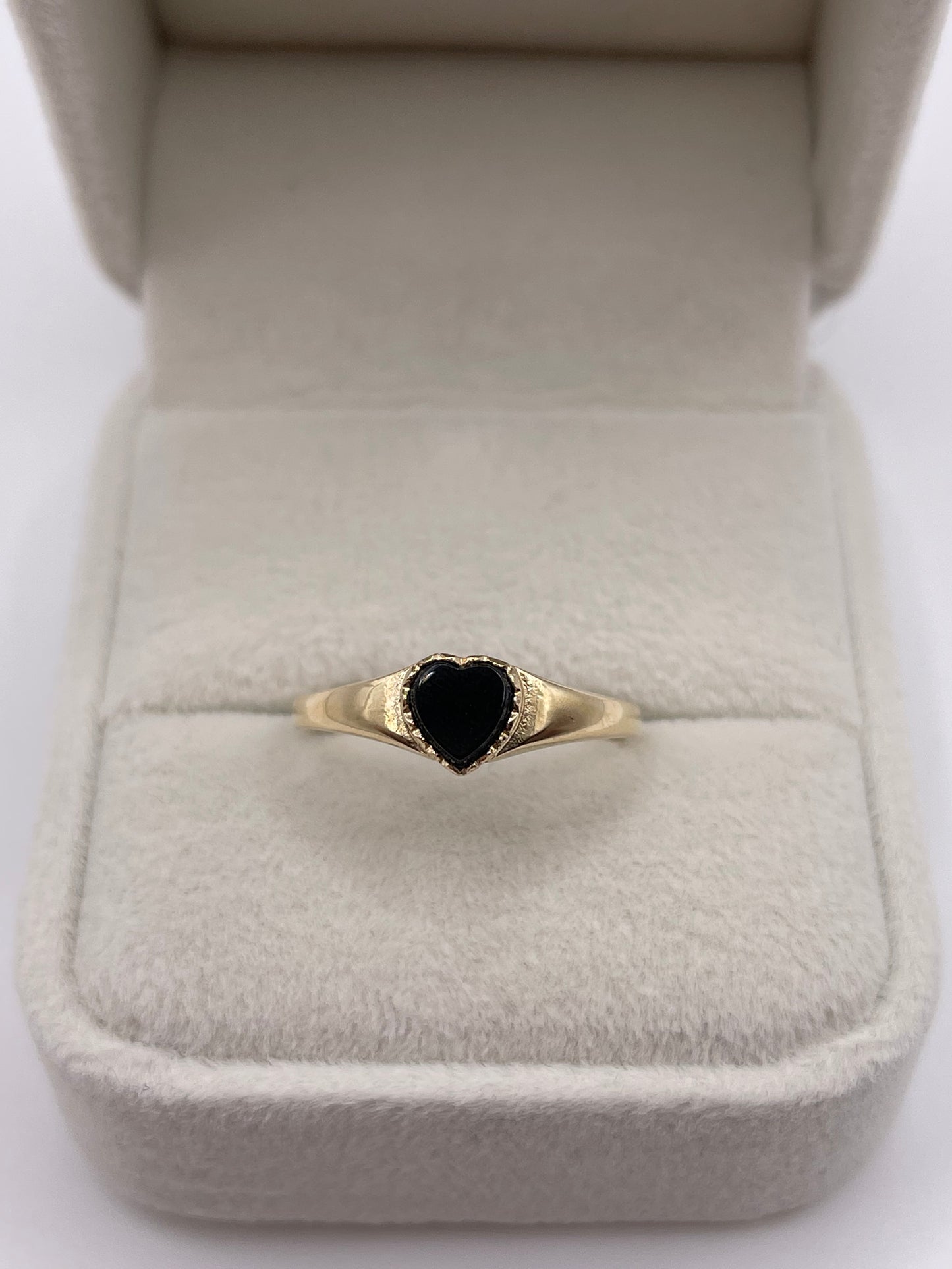 9ct gold heart onyx ring