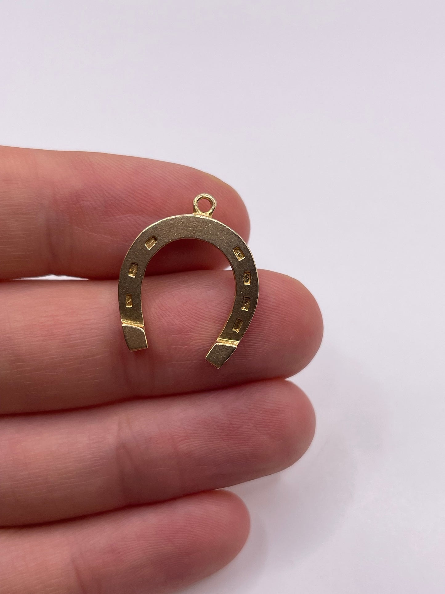 9ct gold horseshoe pendant