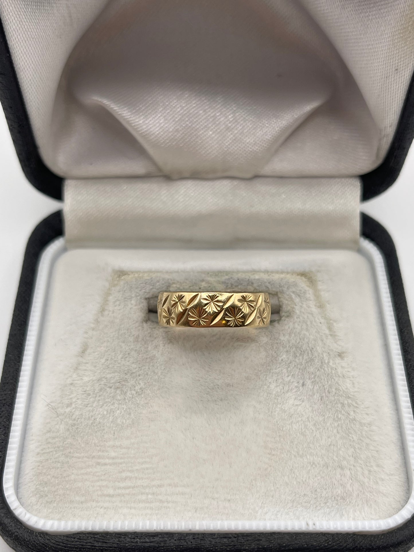 9ct gold patterned band