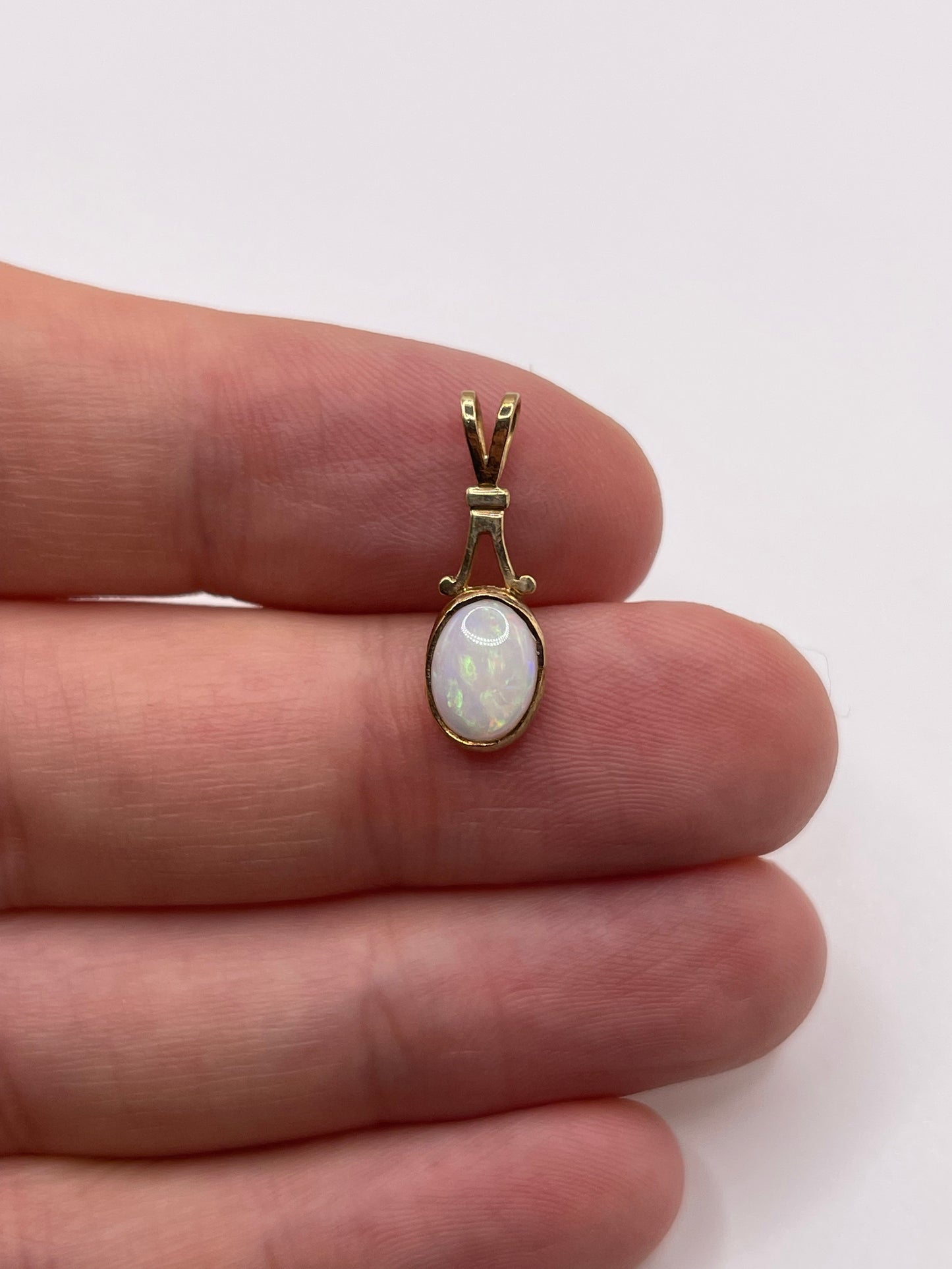 9ct gold opal pendant