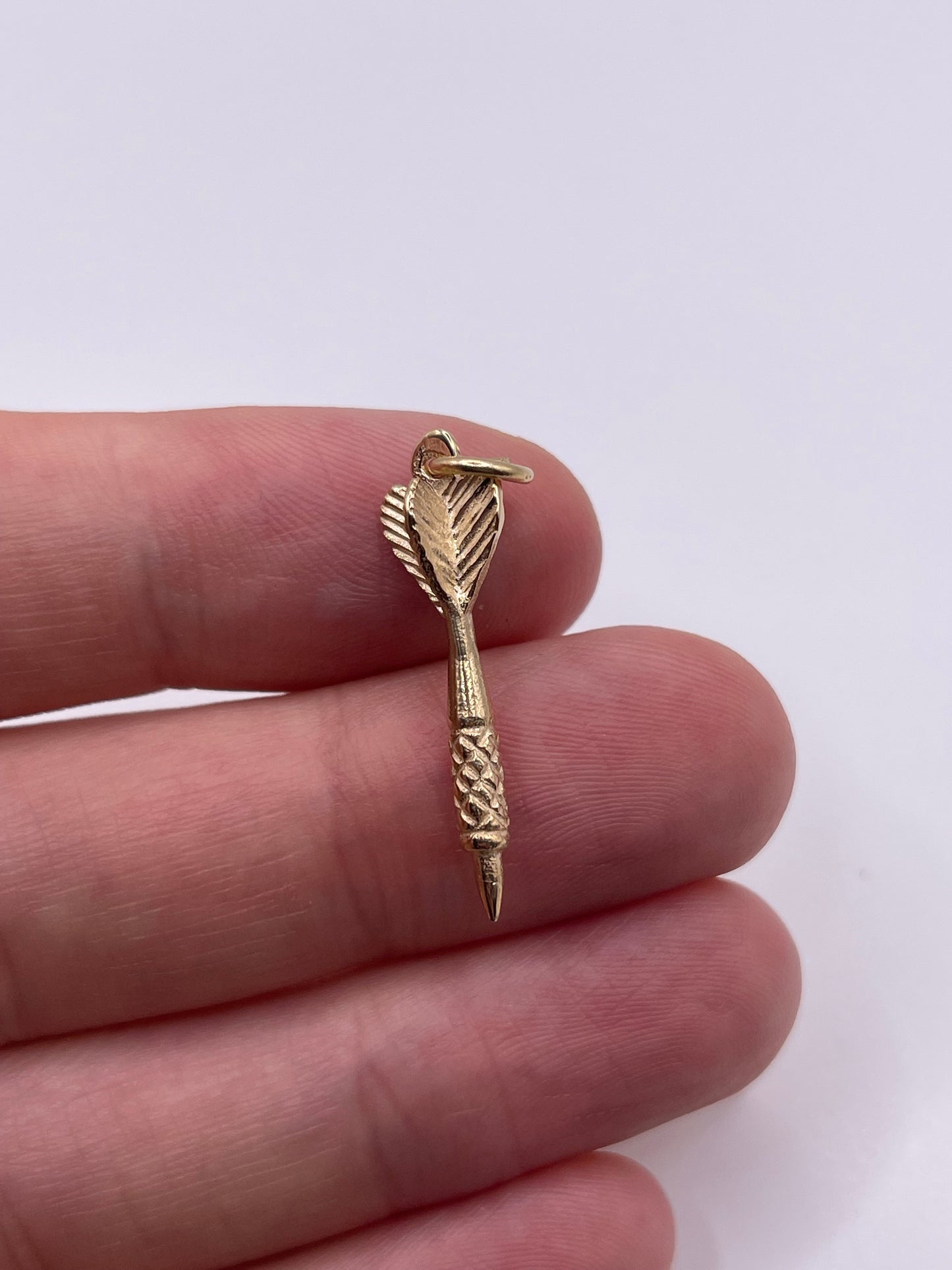 9ct gold dart pendant