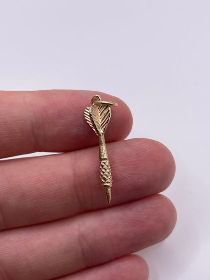 9ct gold dart pendant