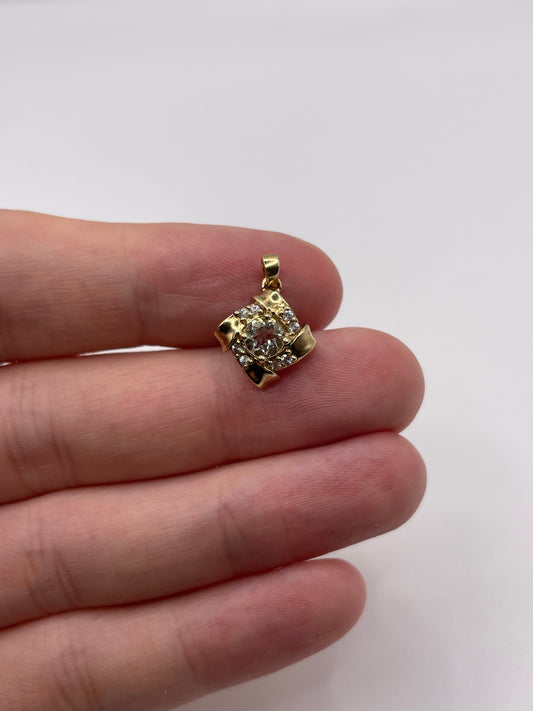 9ct gold quartz pendant