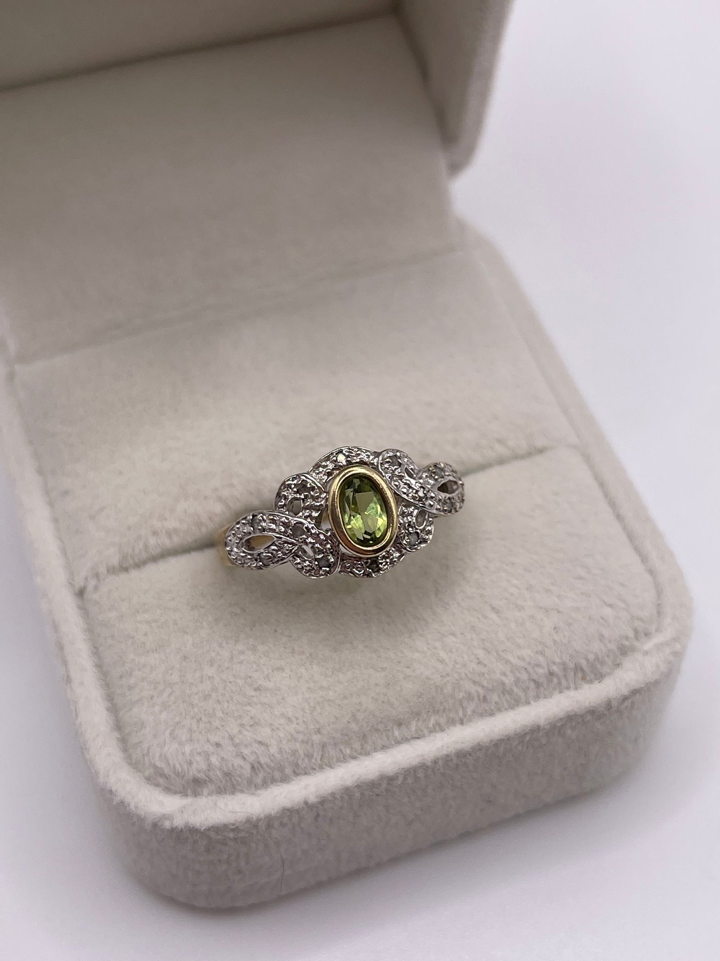 9ct gold peridot and diamond ring