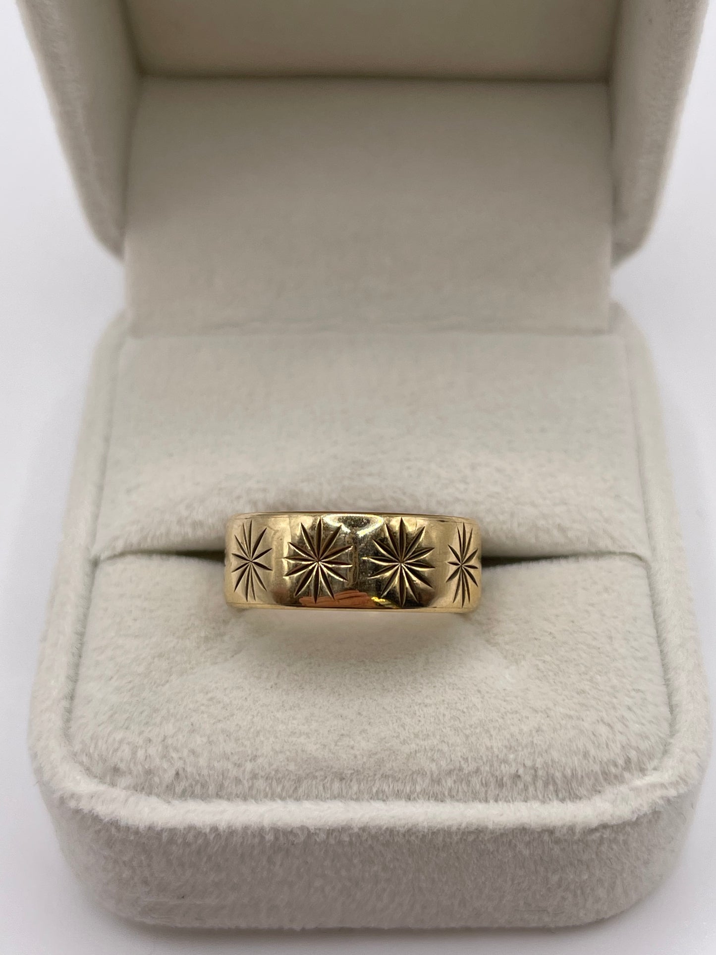 9ct gold patterned band