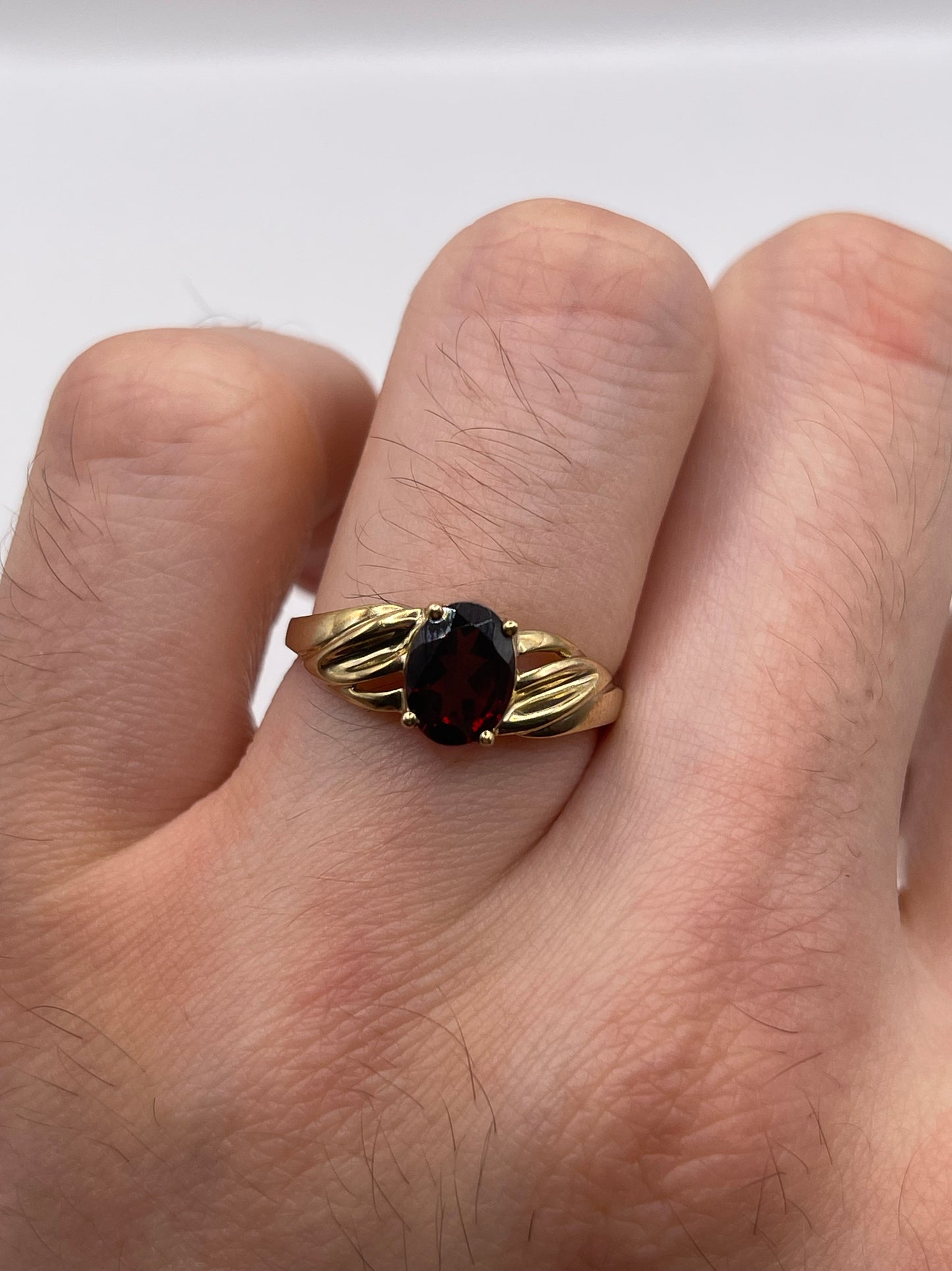 9ct gold garnet ring