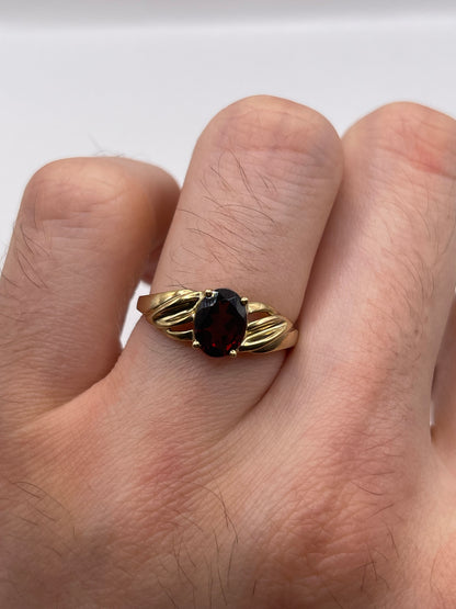 9ct gold garnet ring