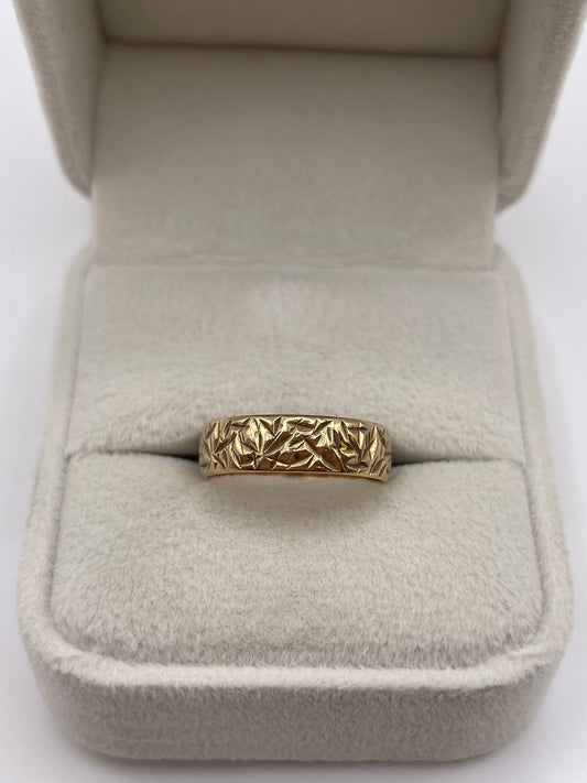 9ct gold patterned band