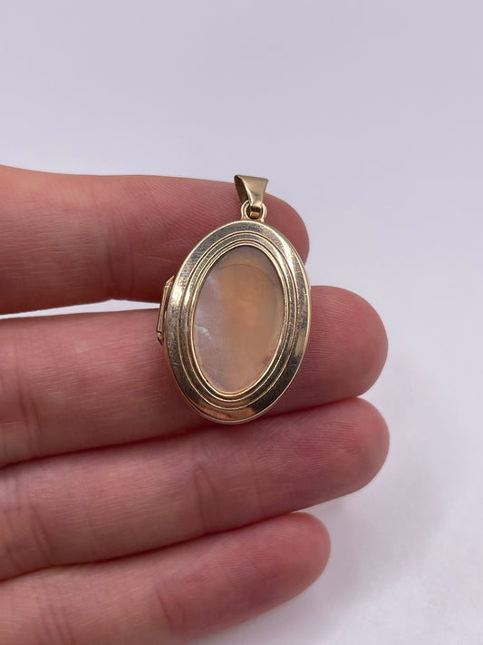 9ct gold mother of pearl locket pendant