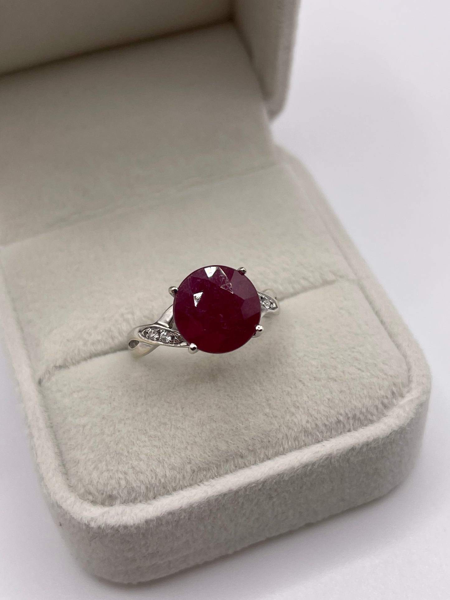 9ct white gold ruby and zircon ring