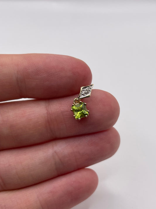 9ct gold peridot and diamond pendant