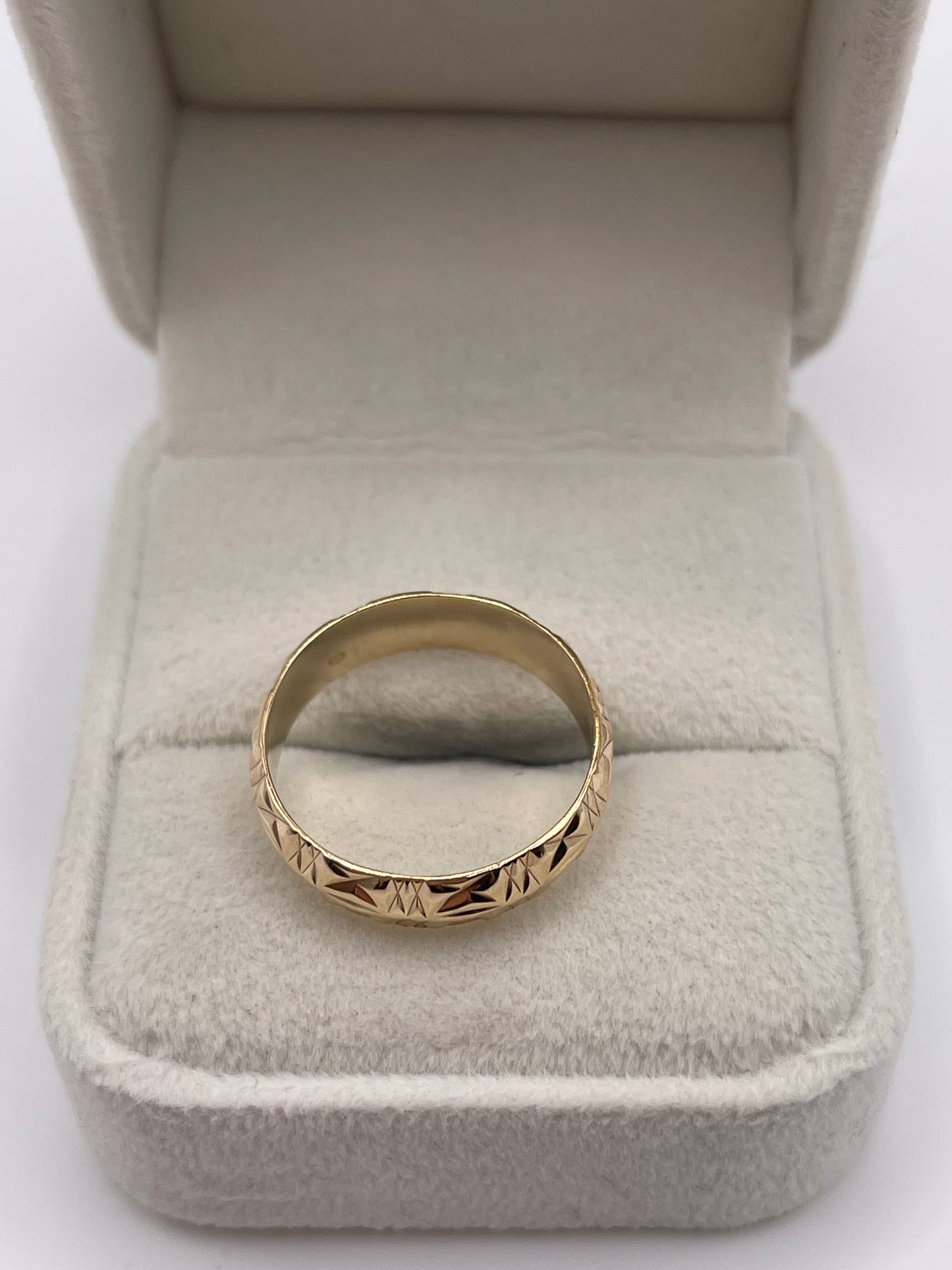 9ct gold patterned band