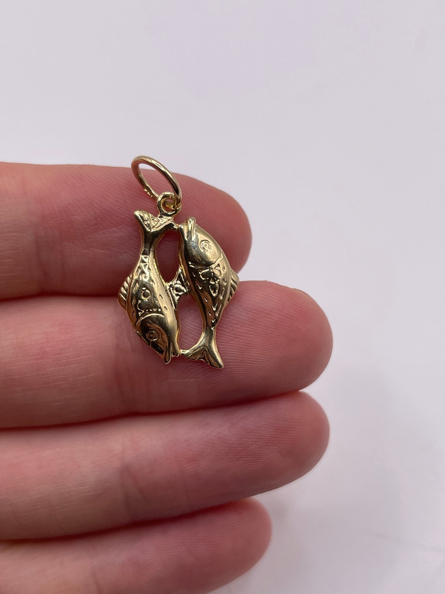 9ct gold Pisces pendant