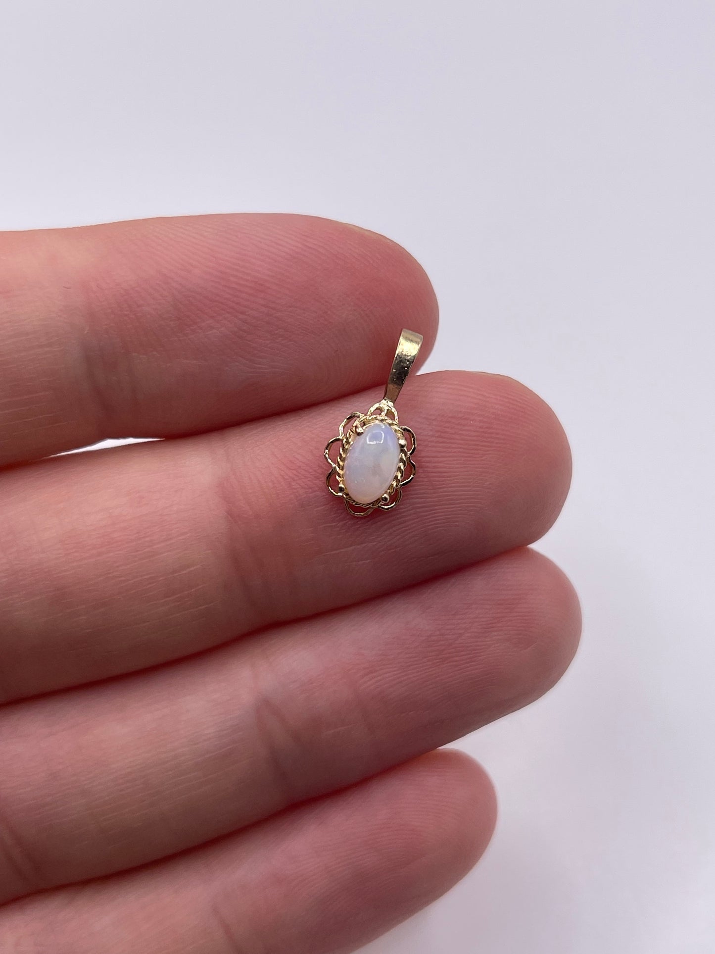 9ct gold opal pendant