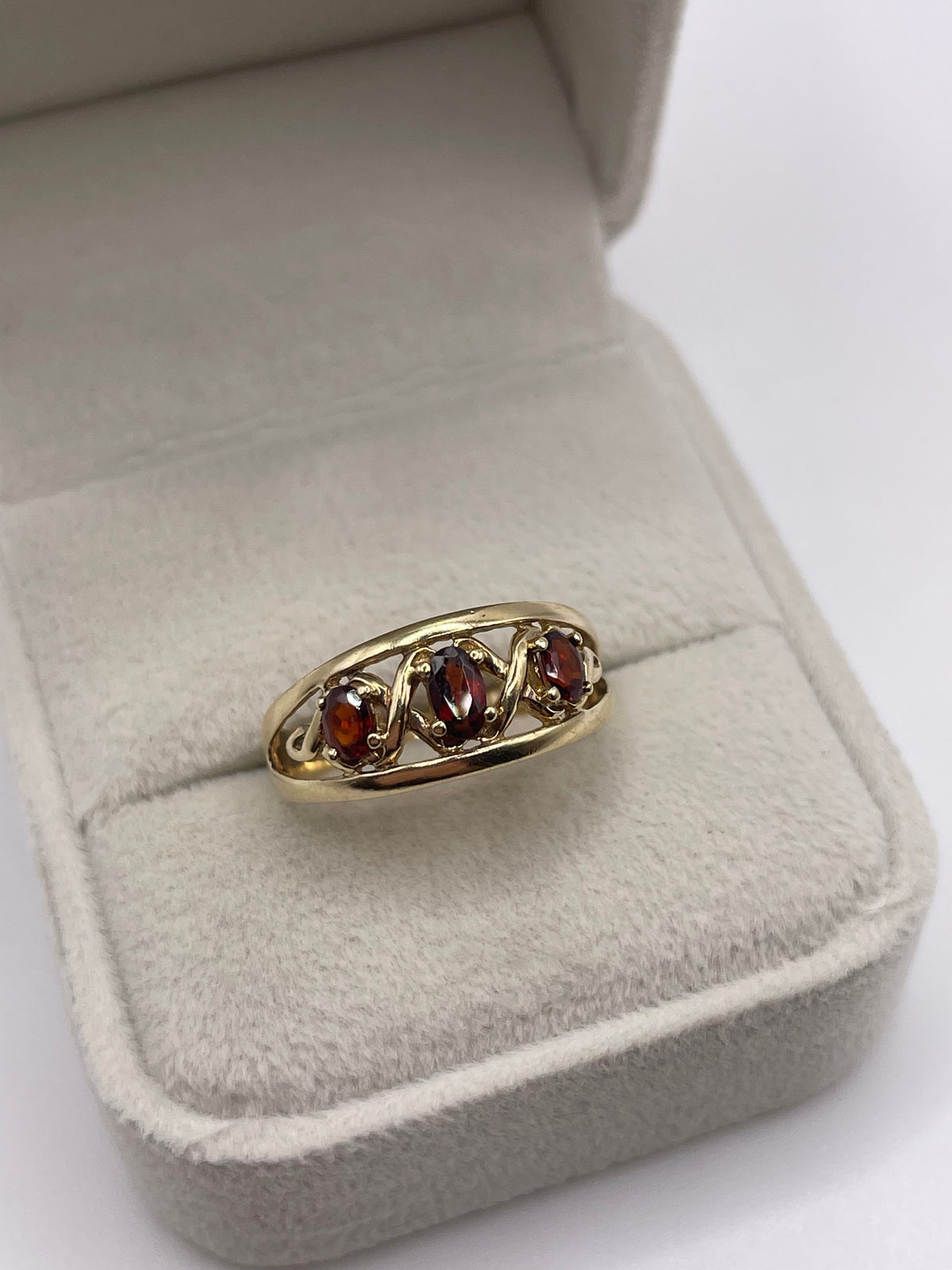 9ct gold garnet ring