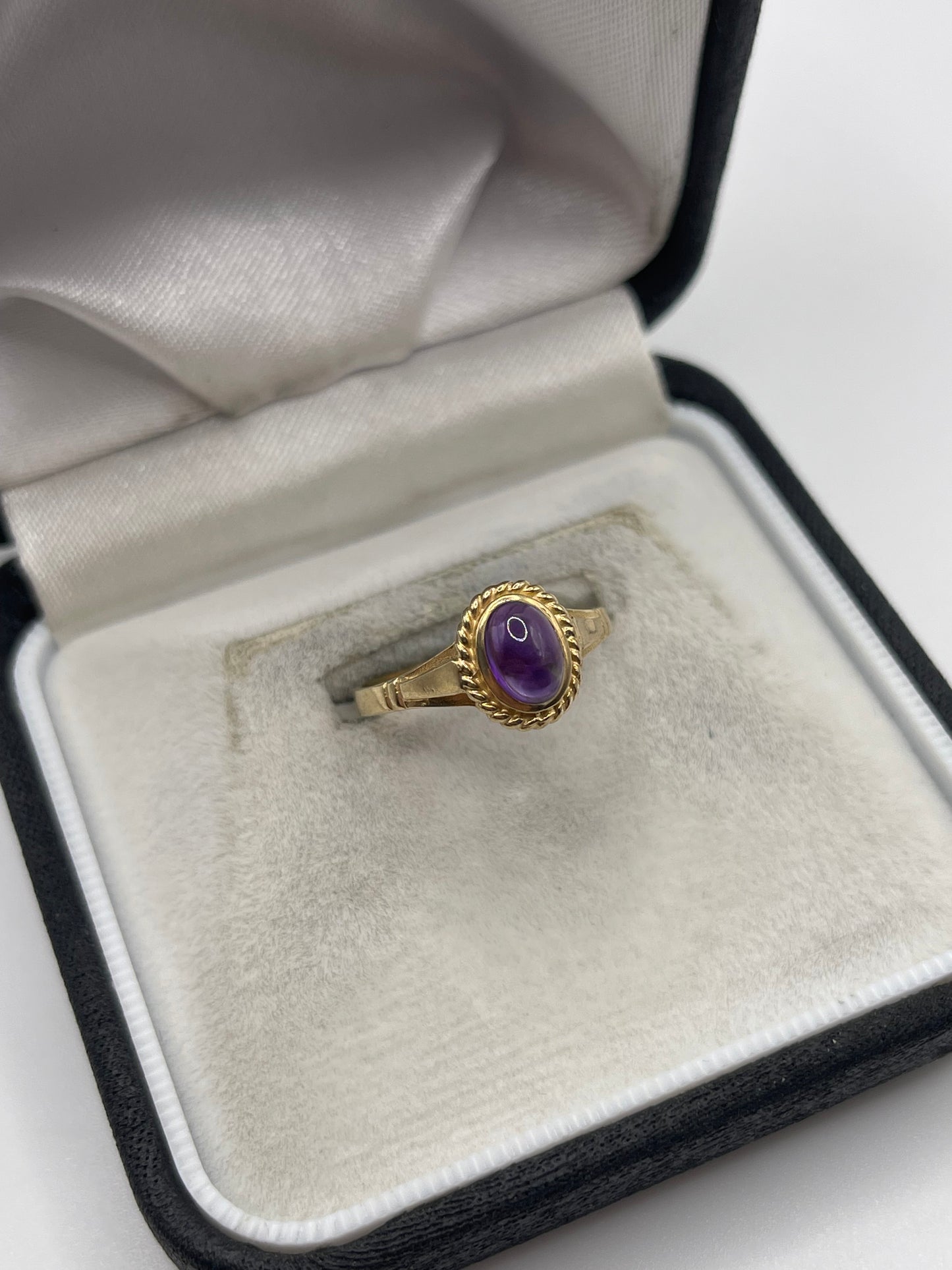9ct gold cabochon amethyst ring