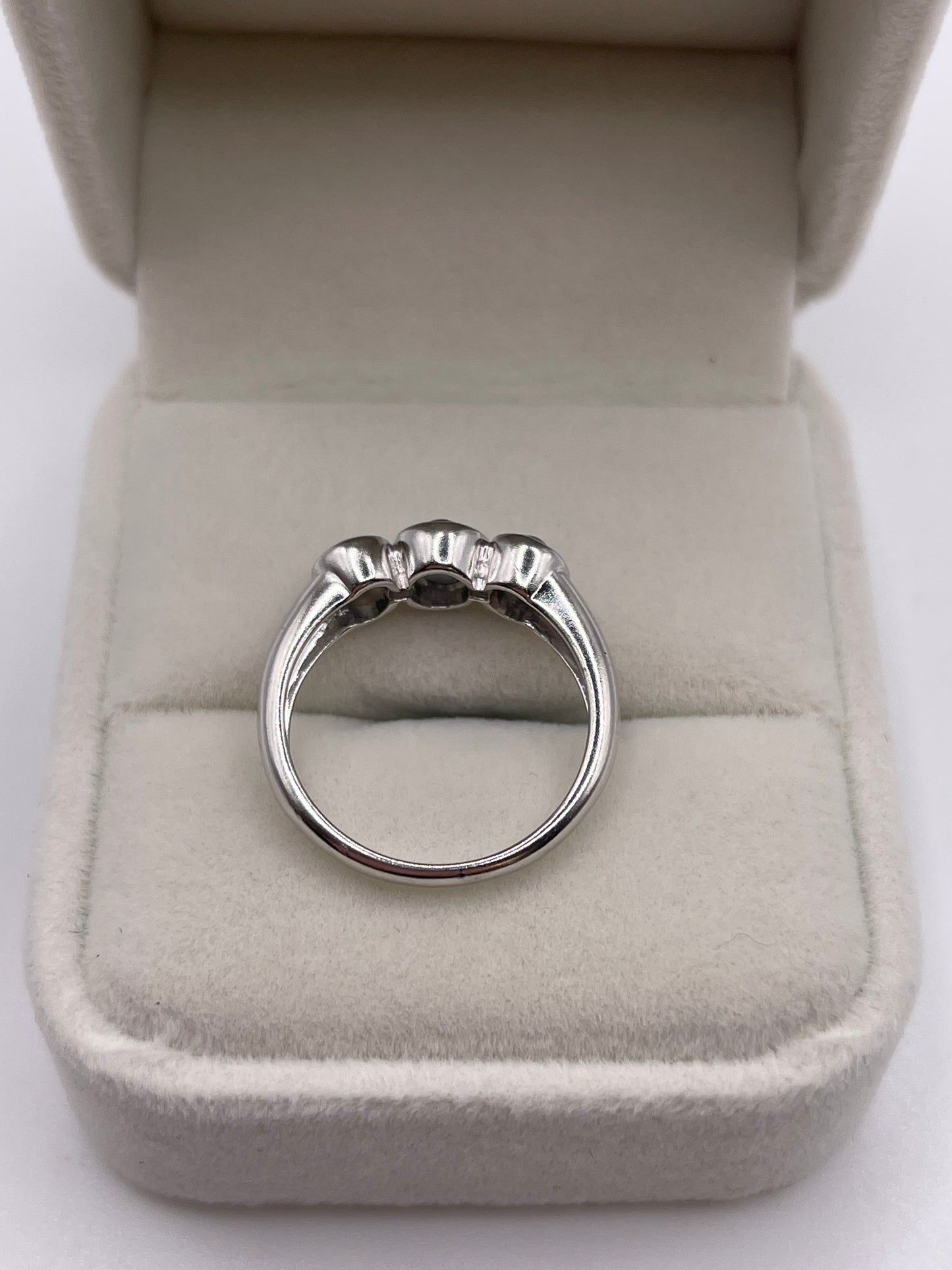 9ct white gold cats eye chrysoberyl ring