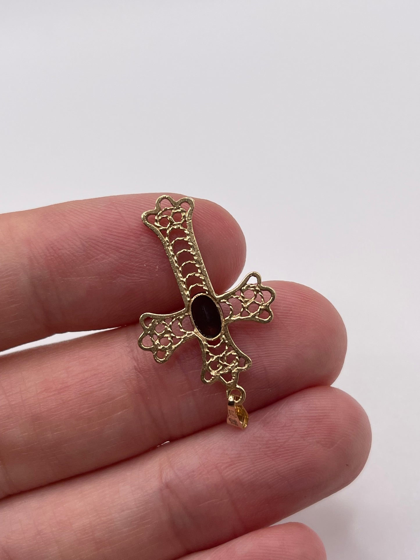 9ct gold garnet cross pendant
