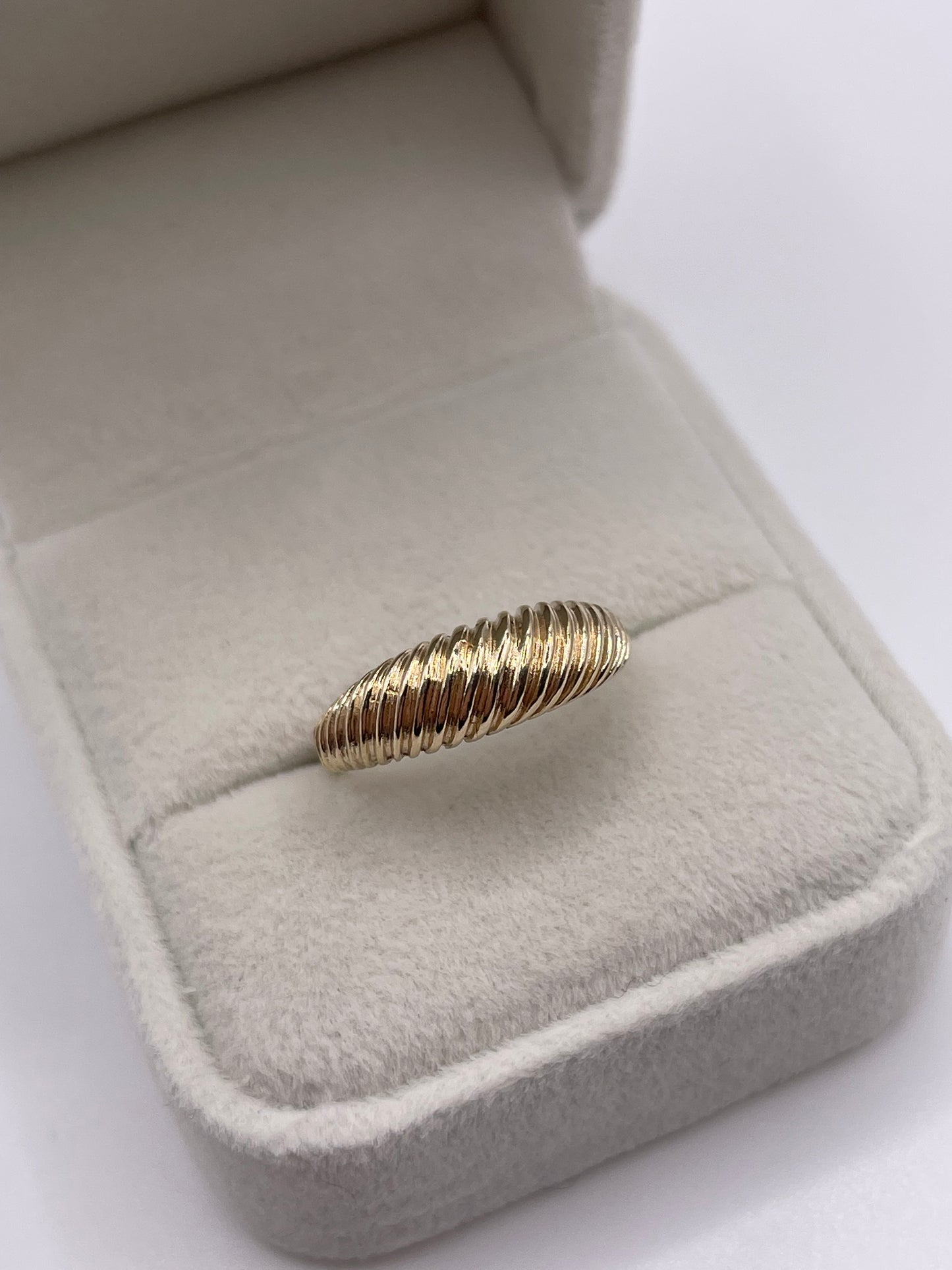 9ct gold croissant ring