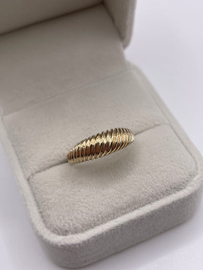 9ct gold croissant ring