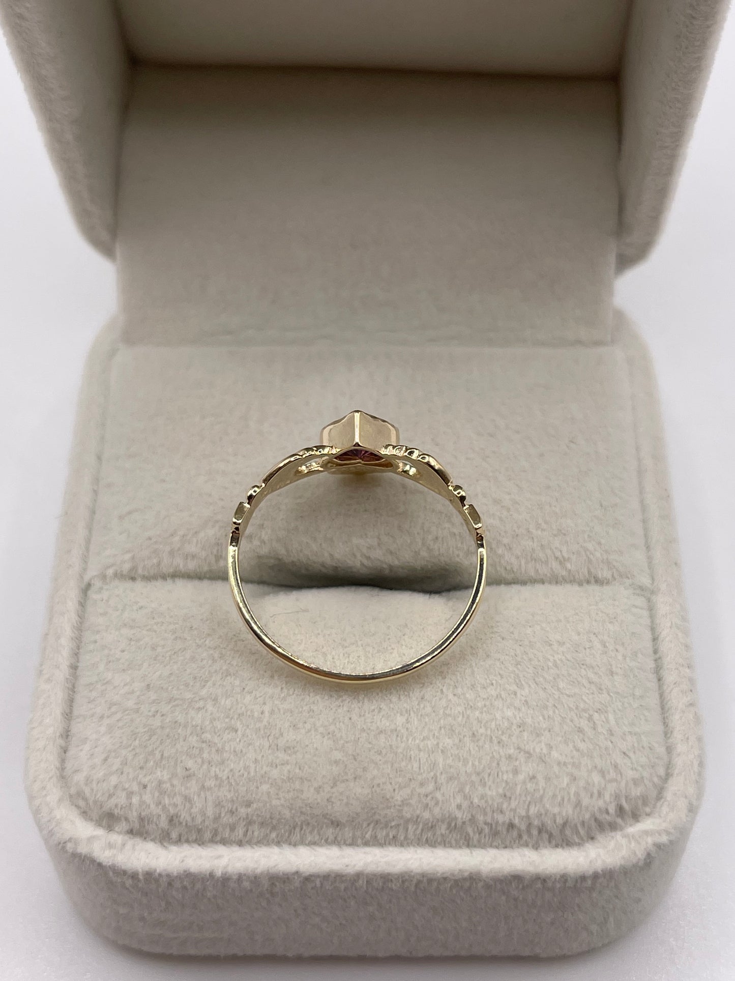 9ct gold almandine garnet claddagh ring