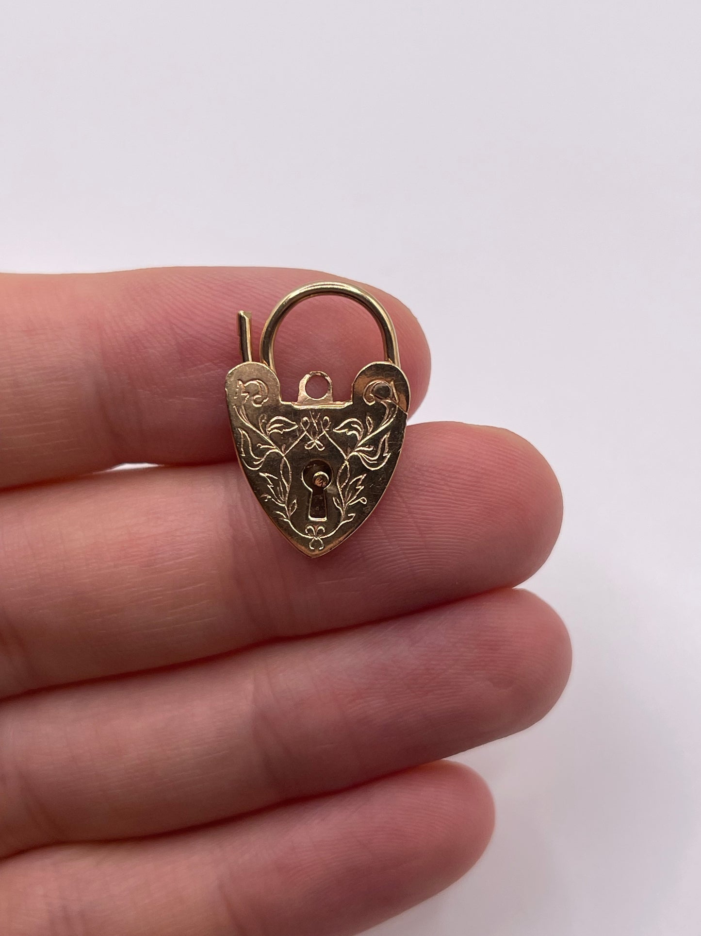 9ct gold engraved padlock 6