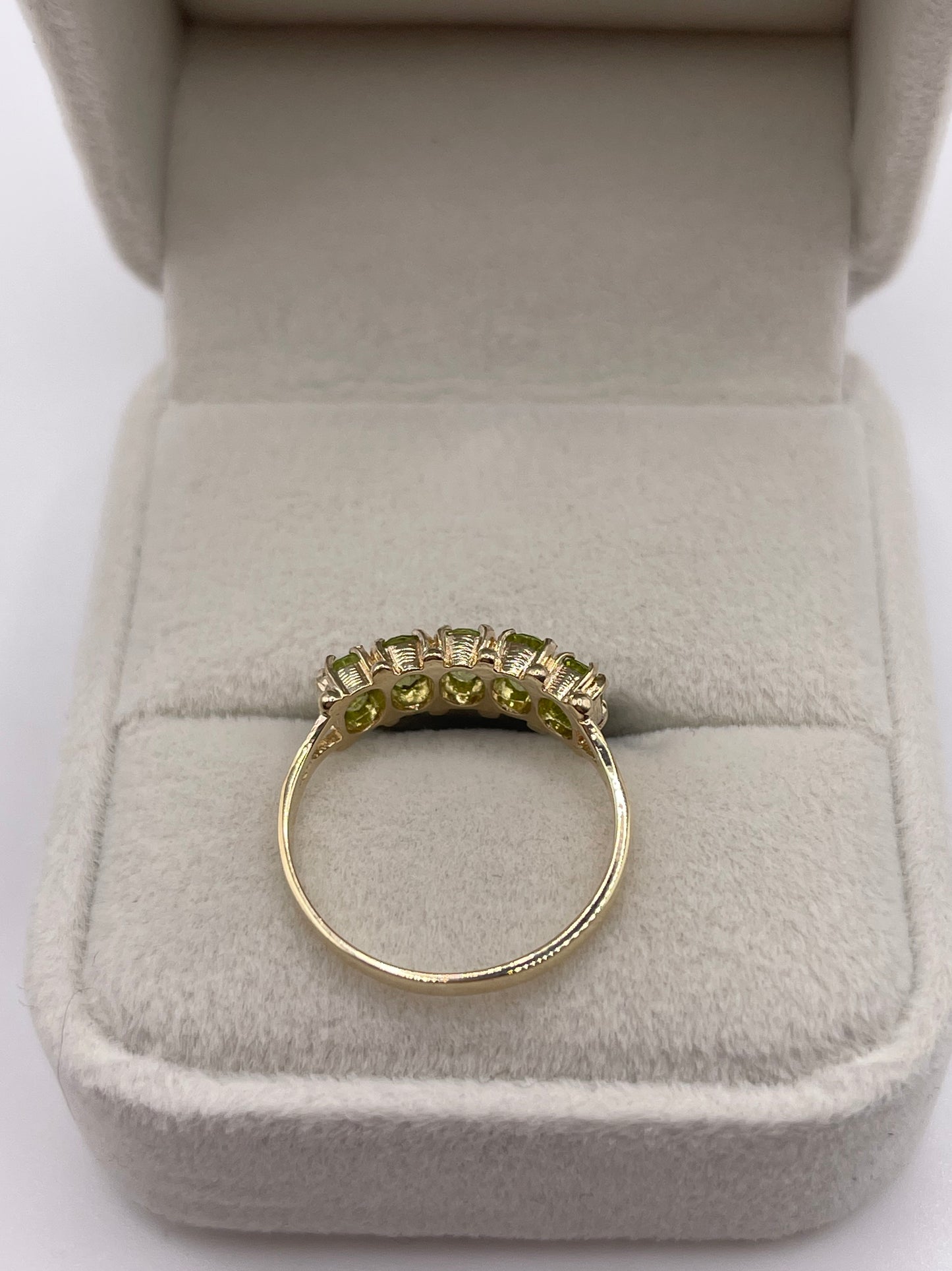 9ct gold peridot ring