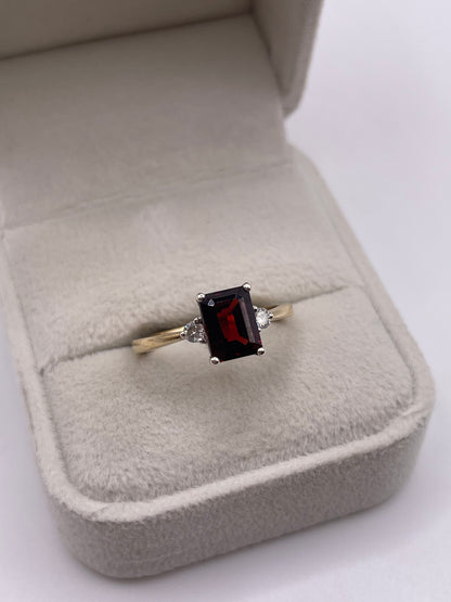 9ct gold garnet and diamond ring