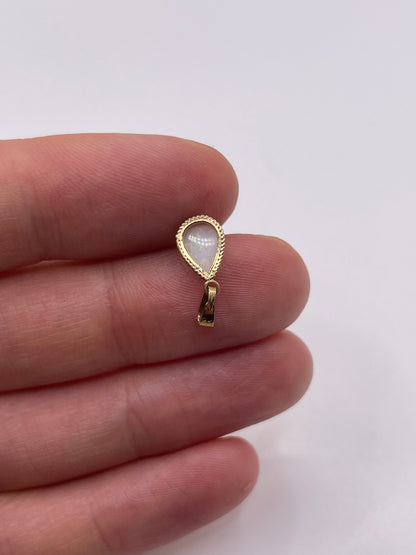 9ct gold opal pendant