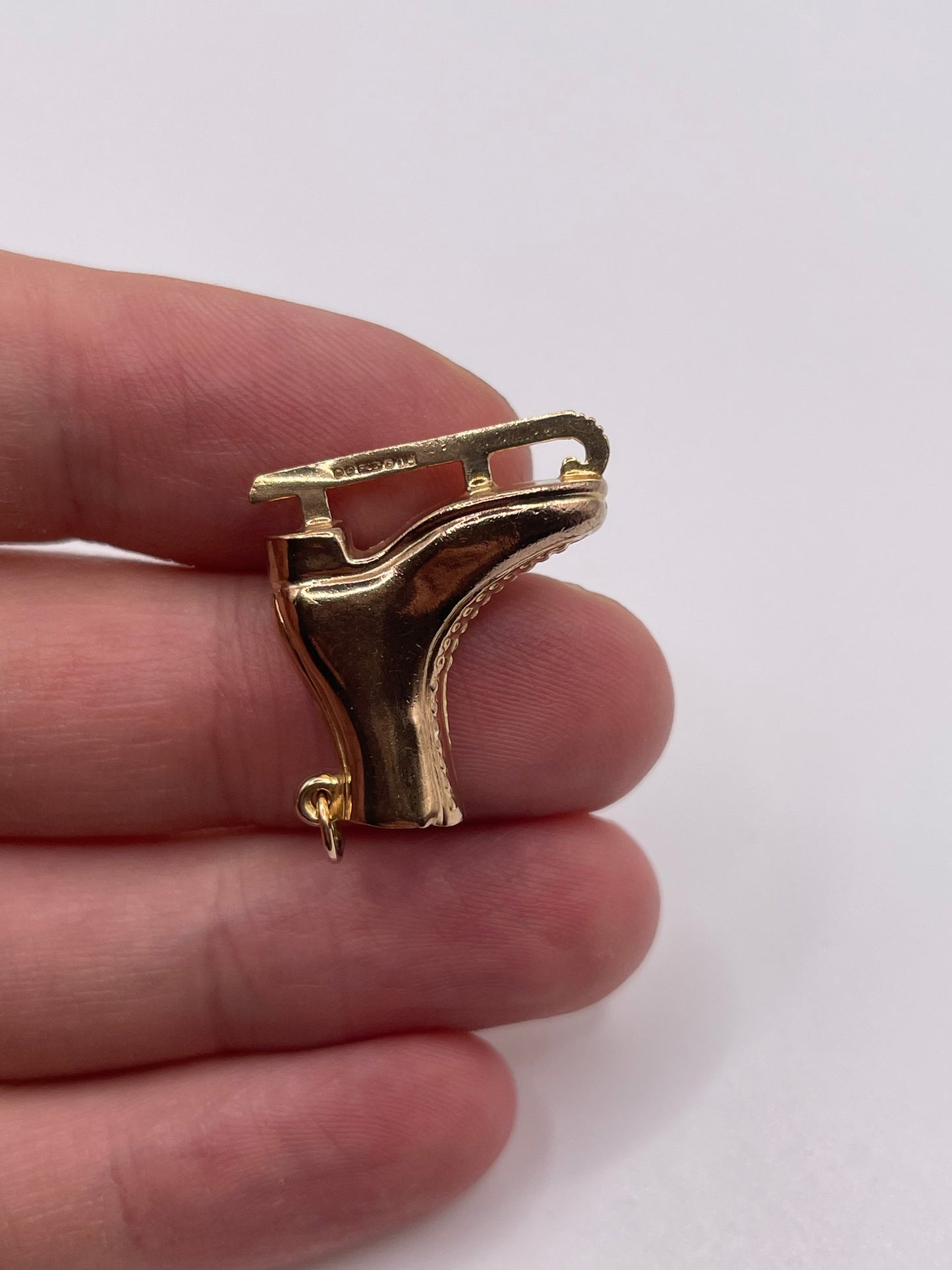 9ct gold ice skate charm