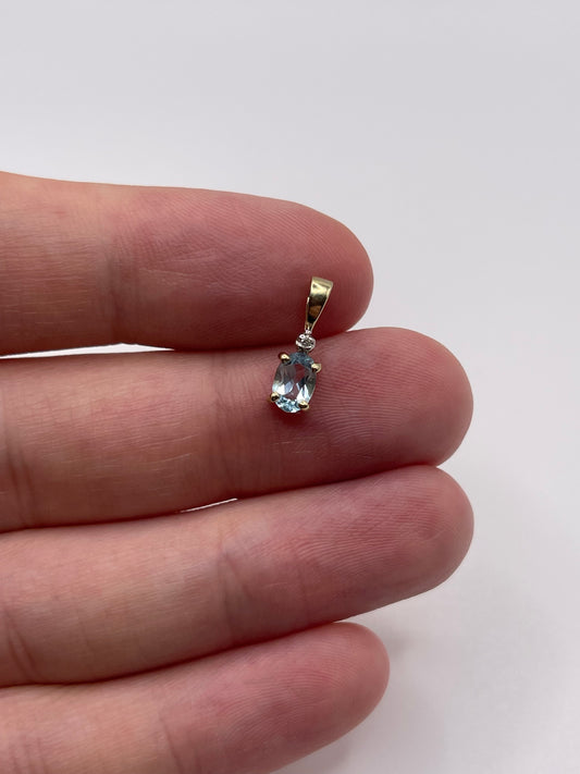 9ct gold topaz and diamond pendant