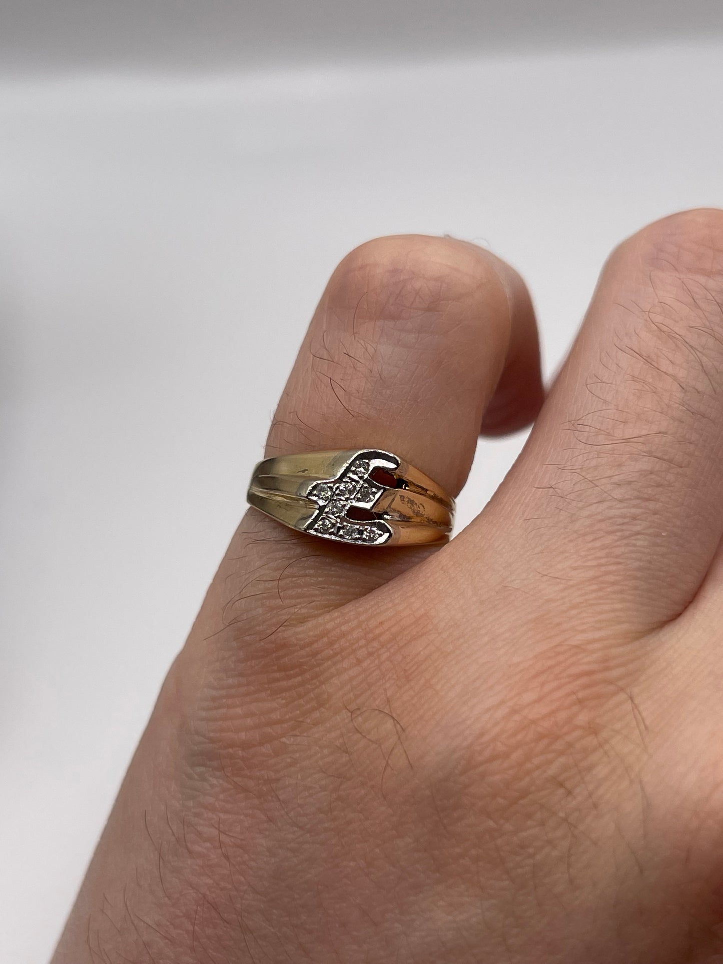 9ct gold diamond £ ring
