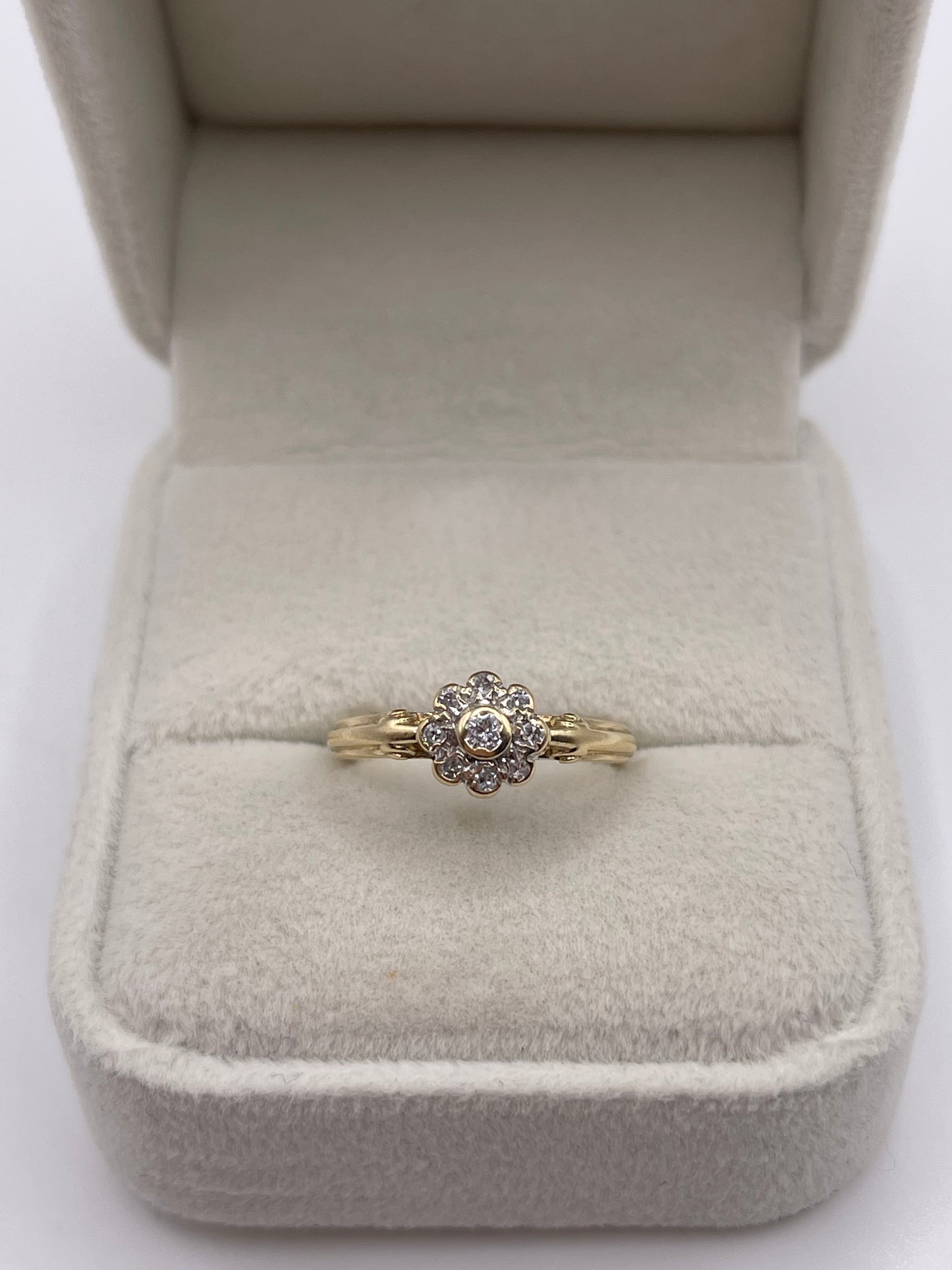 9ct gold diamond cluster ring